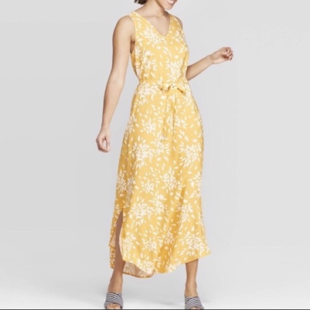 Yellow and white floral v-neck maxi like new